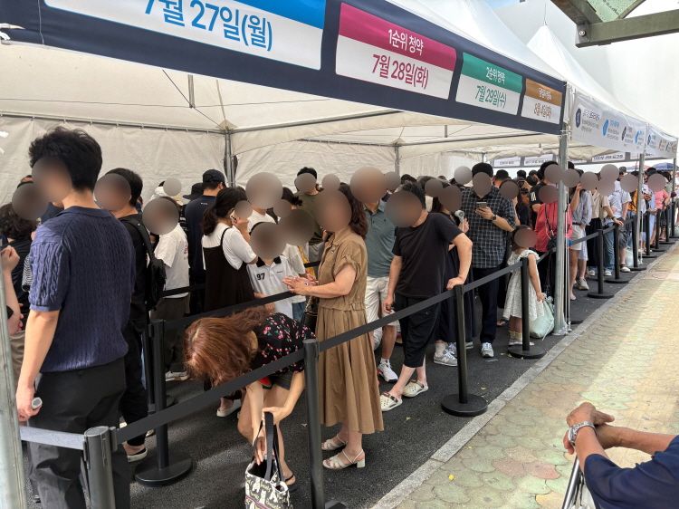 '창원 한신더휴 메가센텀' 견본주택에 찾은1 관람객들이 줄을 서서 대기하고 있다. /사진=한신공영