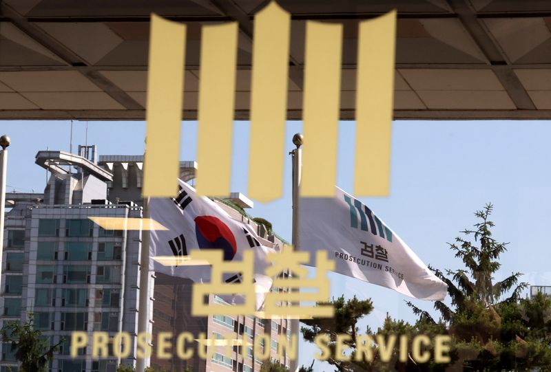 [서울=뉴시스] 추상철 기자 = 4일 오전 서울 서초구 서울중앙지방검찰청에서 태극기와 검찰 깃발이 나란히 바람에 나부끼고 있다. 2025.06.04. scchoo@newsis.com