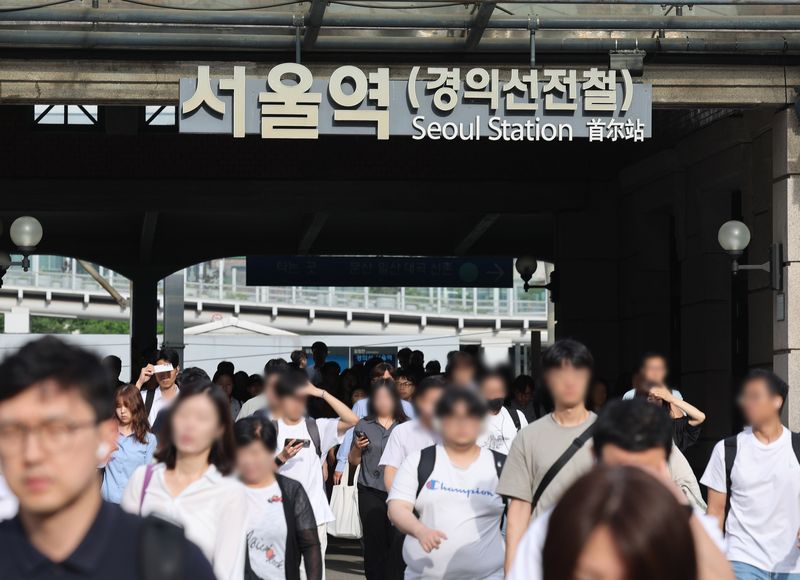 [서울=뉴시스] 배훈식 기자 = 서소문 고가차도 붕괴 사고 여파로 중단됐던 경의선 운행이 재개되고 첫 평일인 6월 1일 오전 서울 용산구 서울역(경의선전철)에서 열차를 이용한 시민들이 출근길 발걸음을 옮기고 있다. 2026.06.01. dahora83@newsis.com