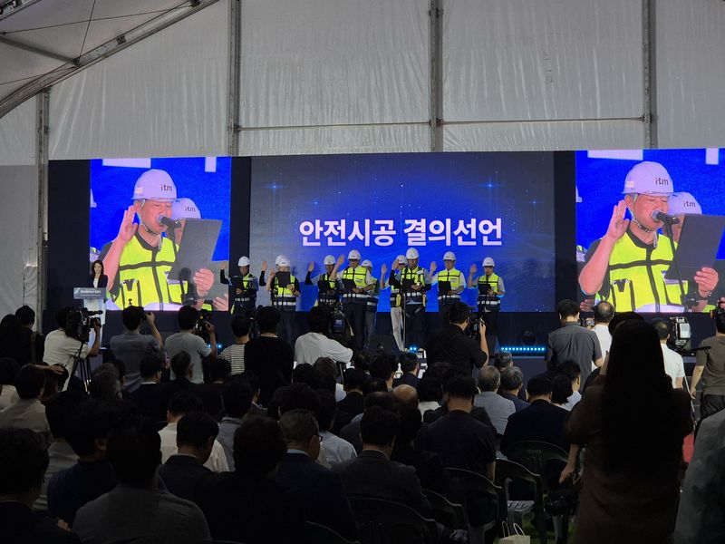 27일 충청북도 청주시 오창 방사광가속기 부지에서 열린 '한국새빛가속기(KLS, Korea Light Source) 착공식'에서 안전시공 결의선언을 하고 있는 모습. 사진=연지안 기자