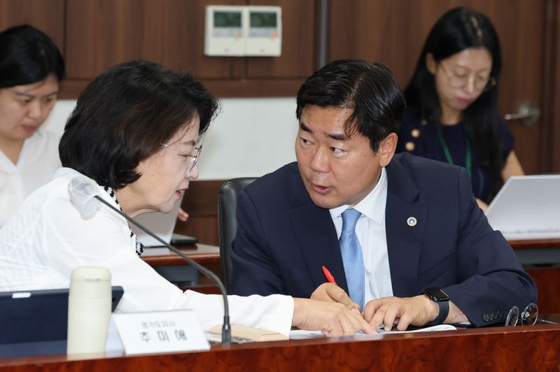 추미애 경기도지사(왼쪽)와 박찬대 인천시장이 27일 서울 종로구 정부서울청사에서 열린 제2차 접경지역 평화안전 연석회의에서 대화하고 있다. 연합뉴스