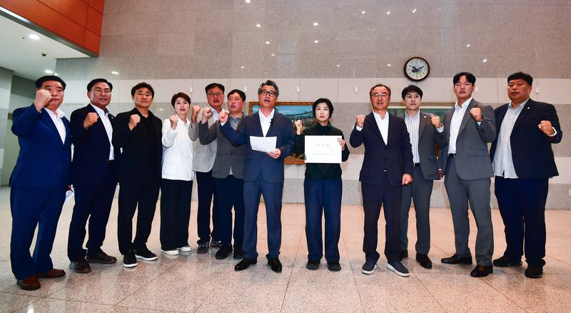 정종식 국민의힘 소속 경북 포항시의원과 북구 기초의원들이 27일 포항시의회 로비에서 폭력근절을 위한 성명서를 발표한 후 김철수 시의장에게 철저한 진상 규명을 요구하고 있다. 2026.7.27 ⓒ 뉴스1 최창호 기자