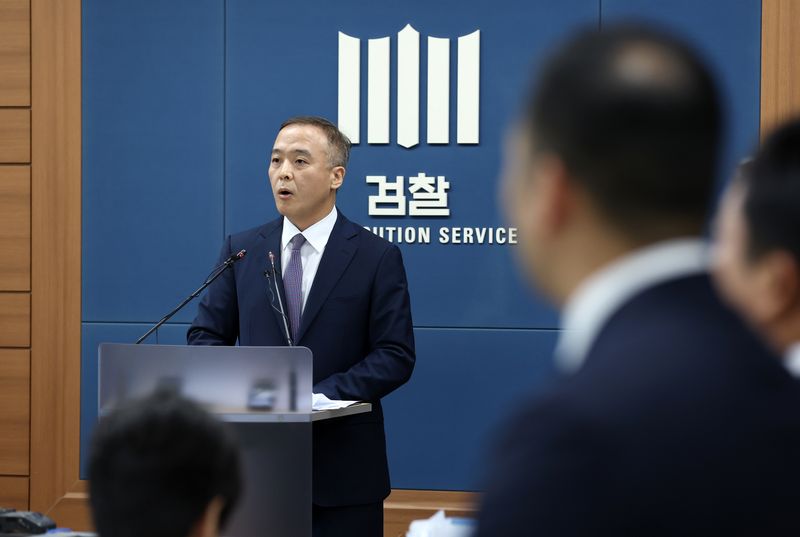 [서울=뉴시스] 조성우 기자 = 안동건 서울중앙지검 제1차장검사가 27일 서울 서초구 서울고등검찰청 브리핑실에서 압수된 밀수 와인을 바꿔치기하는 대가로 현금을 수수·요구하고 포상금을 편취한 혐의를 받는 세관 공무원 구속 기소 사건에 대해 브리핑을 하고 있다. 2026.07.27. xconfind@newsis.com