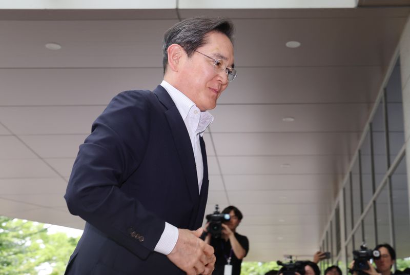 이재용 삼성전자 회장이 7월 7일 서울 강서구 김포국제공항 비즈니스센터로 출국하고 있다. 뉴시스 제공