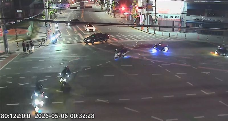 [대전=뉴시스] 도로에서 차량으로 도로를 막고 오토바이로 교차로를 도는 집단 폭주 행위 일당. (사진=대전경찰청 제공) 2026.07.27. photo@newsis.com *재판매 및 DB 금지