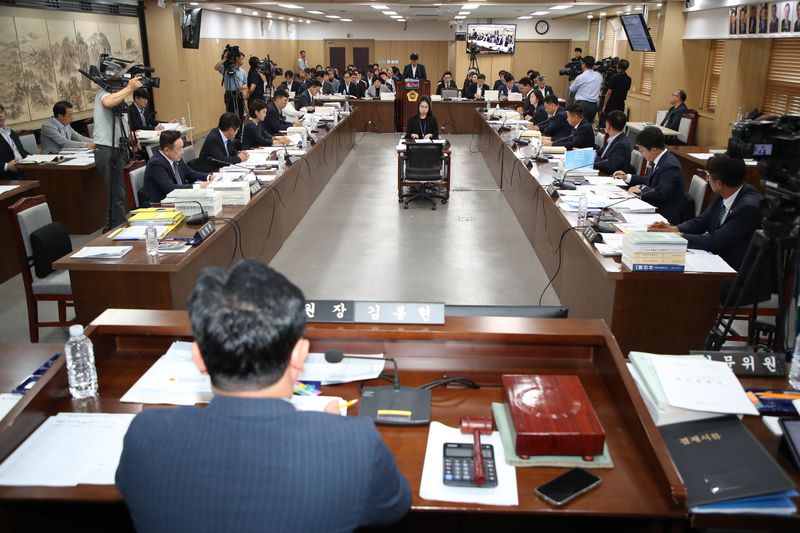 제주특별자치도의회 예산결산특별위원회가 제2회 추가경정예산안 심사를 진행하고 있다. 예결위는 사업의 필요성과 시급성, 연내 집행 가능성, 재원 배분의 적정성을 중심으로 추경안 전반을 검증한다. /사진=제주특별자치도의회 제공