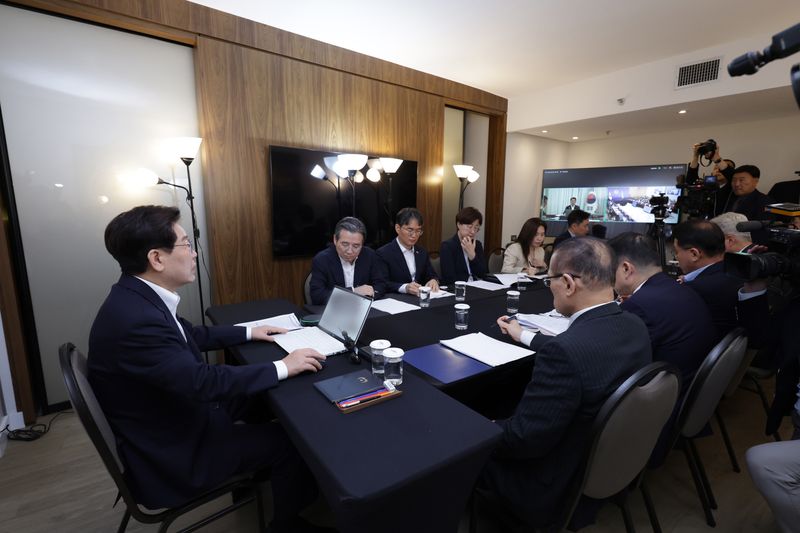 브라질을 국빈 방문한 이재명 대통령이 26일(현지 시간) 브라질리아에서 화상 수석·보좌관회의에서 발언하고 있다. 2026.7.27 ⓒ 뉴스1 허경 기자