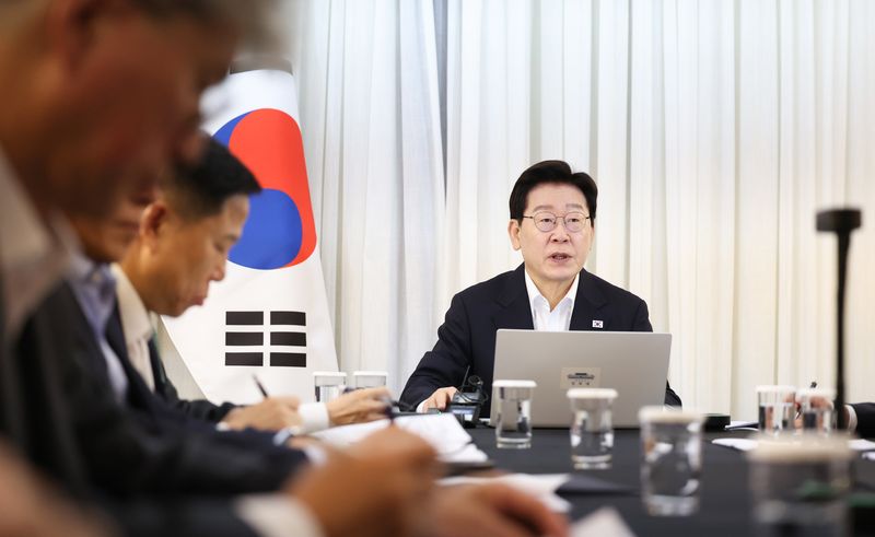 브라질을 국빈 방문한 이재명 대통령이 26일(현지 시간) 브라질리아에서 화상 수석·보좌관회의에서 발언하고 있다. 2026.7.27 ⓒ 뉴스1 허경 기자