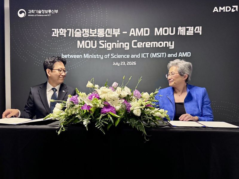 [서울=뉴시스]한국시간 24일 오전7시(현지시간 23일 오후 3시) 배경훈 부총리 겸과학기술정보통신부 장관과 리사 수 AMD 회장이 만나 AI 반도체 생태계 협력을 위한 과기정통부-AMD간 MOU를 체결했다. (사진=과기정통부 제공)