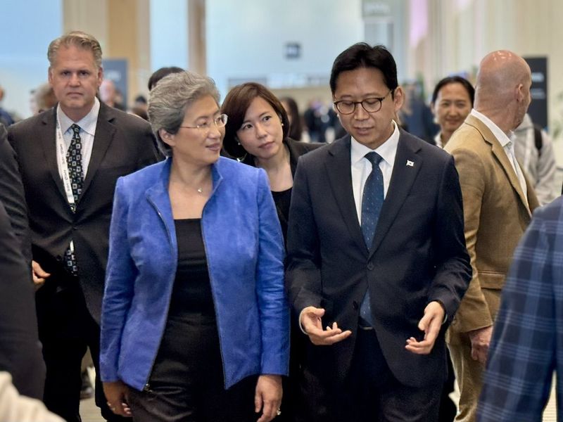 [서울=뉴시스]배경훈 부총리 겸 과학기술정보통신부 장관이 MOU 체결 이후 AMD Advancing AI 2026 행사에 참석해 국내 기업(모레, 망고부스트 등)부스를 방문하여 리사 수 회장의 설명을 듣고 있다. (사진=과기정통부 제공)