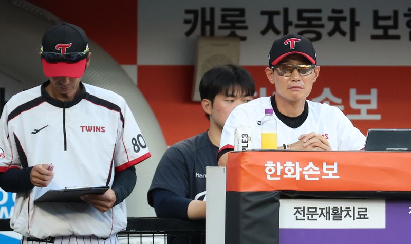 26일 대전 한화생명볼파크에서 열린 2026 신한 SOL KBO리그 LG 트윈스와 한화 이글스의 경기에서 LG 염경엽 감독이 끌려가는 경기를 안타깝게 바라보고 있다. 2026.7.26 ⓒ 뉴스1 김기남 기자