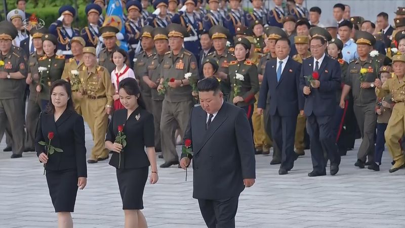 [서울=뉴시스] 북한 조선중앙TV는 김정은 국무위원장이 지난 26일 '전승절'로 기념하는 6.25전쟁 정전협정 체결 73주년을 맞아 조국해방전쟁참전열사묘를 찾아 추모했다고 27일 보도했다. 이 자리에는 부인 리설주 여사와 딸 김주애가 함께했다. (사진=조선중앙TV 캡처) 2026.07.27. photo@newsis.com *재판매 및 DB 금지