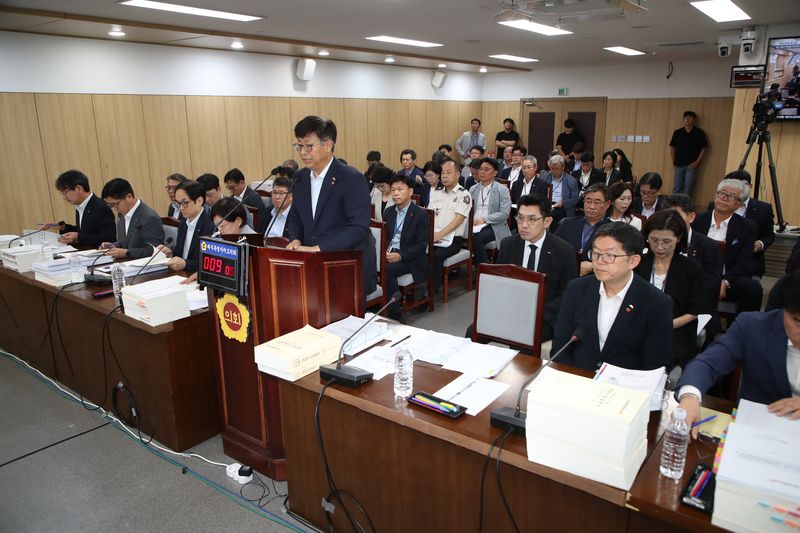 박천수 제주특별자치도 행정부지사가 제주도의회 예산결산특별위원회에서 제2회 추가경정예산안과 관련한 질의에 답변하고 있다. 예결위는 상임위원회 심사 결과에 얽매이지 않고 감액 사업의 복원과 추가 조정을 함께 검토할 방침이다. /사진=제주특별자치도의회 제공