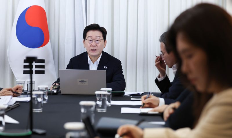 브라질을 국빈 방문한 이재명 대통령이 26일(현지 시간) 브라질리아에서 화상 수석·보좌관회의에서 발언하고 있다. 2026.7.27 ⓒ 뉴스1 허경 기자
