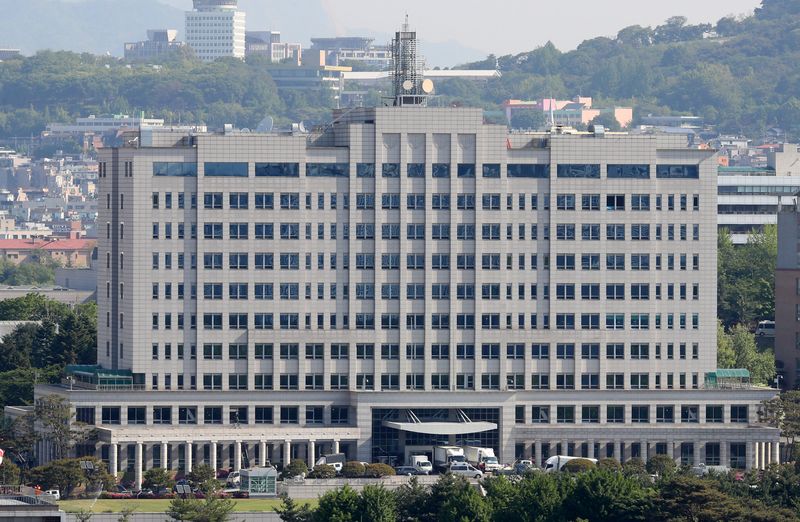 [서울=뉴시스] 배훈식 기자 = 대통령 집무실 이전으로 자리를 옮기는 국방부 이사가 마무리 될 것으로 예상된 5일 오전 서울 용산구 국방부 청사 앞에 막바지 짐을 나르는 화물차가 줄지어 서 있다. 2022.05.05. dahora83@newsis.com