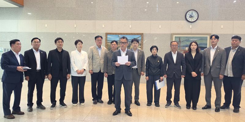 [포항=뉴시스] 27일 포항시의회 의회 로비에서 국민의힘 포항시의회 북구당원협의회 소속 의원 등이 촉구문을 발표하고 있다. 2026.07.27. sjw@newsis.com