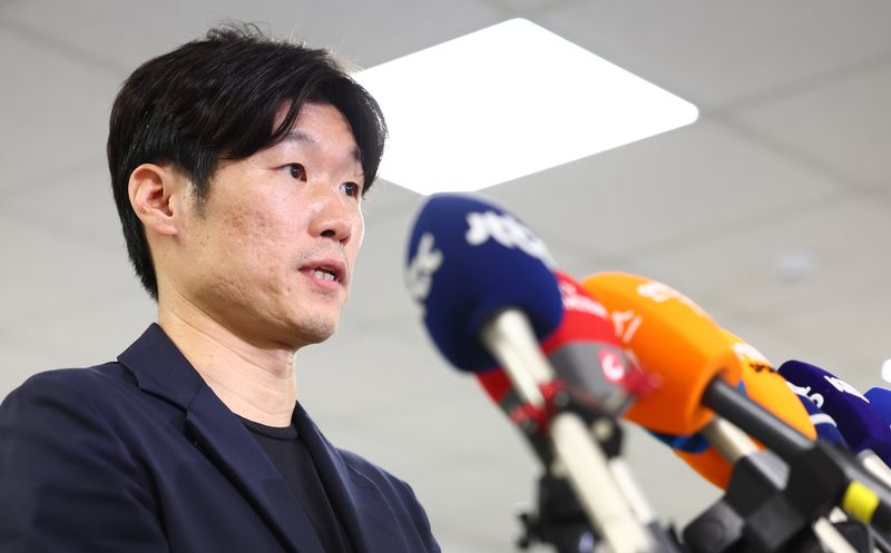 [서울=뉴시스] 전신 기자 = 박지성 K축구 혁신위원회 공동위원장이 27일 서울 종로구 국립현대미술관 회의실에서 열린 'K축구 혁신위원회 4차 회의'를 마친 뒤 취재진 질문에 답변하고 있다. 2026.07.27. photo1006@newsis.com