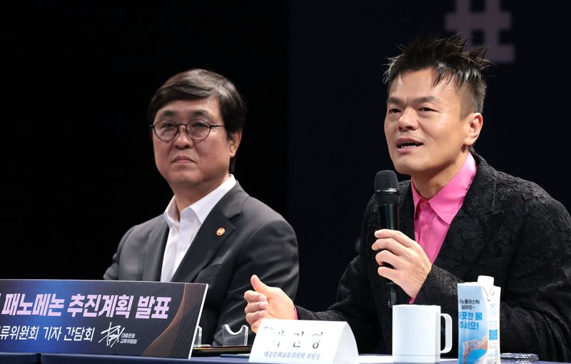 박진영 대중문화교류위원회 공동위원장이 지난 7월 27일 서울시 종로구 국립현대미술관 교육동에서 열린 패노메논 기자간담회에서 취재진 질문에 답하고 있다. /사진=뉴스1화상