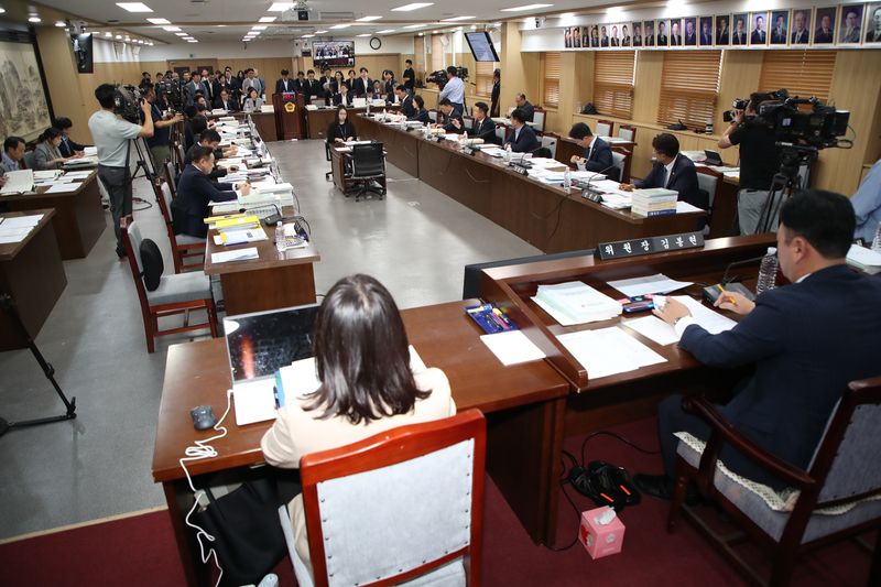 제주특별자치도의회가 제453회 임시회 추가경정예산안 심사를 진행하고 있다. 이날 심사에서는 도내 분만 가능 의료기관 감소와 응급 산모·신생아의 도외 이송, 신생아중환자실 병상 부족 등 제주지역 출산 의료체계의 취약성이 집중적으로 제기됐다. /사진=제주특별자치도의회 제공