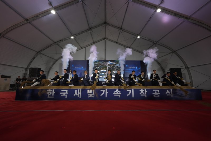 구혁채 과학기술정보통신부 제1차관이 27일 오전 충청북도 청주시 청원구 오창읍 방사광가속기 부지에서 열린 '한국새빛가속기 착공식' 에서 착공 세레모니(버튼 및 시삽)를 하고 있다. 착공식에 참석한 송치영 포스코이앤씨 사장, 이광희 국회의원, 송재봉 국회의원, 노영민 전 대통령 비서실장, 이시종 전 충청북도지사, 신용한 충청북도지사, 구혁채 제1차관, 이주한 과학기술연구비서관, 이장섭 청주시장, 황금숙 한국기초과학지원연구원장 직무대행, 김종규 포항공과대학교 대외부총장, 김재영 포항가속기연구소장, 신승환 한국기초과학지원연구원 다목적방사