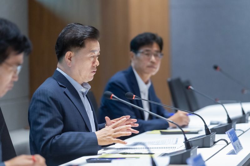 [광명=뉴시스] 박승원 경기 광명시장이 2025년8월 시청 컨퍼런스룸에서 열린 광명시흥 신도시 주민대책위원회와 간담회에 참석해 발언하고 있다. (사진=광명시 제공) 2026.07.27. photo@newsis.com *재판매 및 DB 금지