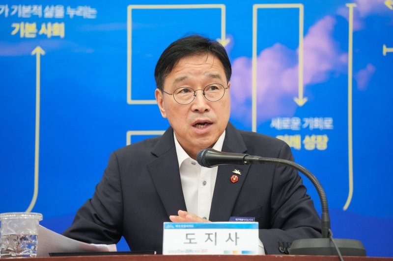 위성곤 제주특별자치도지사가 27일 제주도청 탐라홀에서 열린 주간정책회의를 주재하며 항공좌석난 대응 방안을 설명하고 있다. 위 지사는 행정부지사 직속 전담조직 구성을 검토하고 중앙부처·항공사를 설득할 수요 분석과 대응 논리를 마련하도록 주문했다. /사진=제주특별자치도 제공