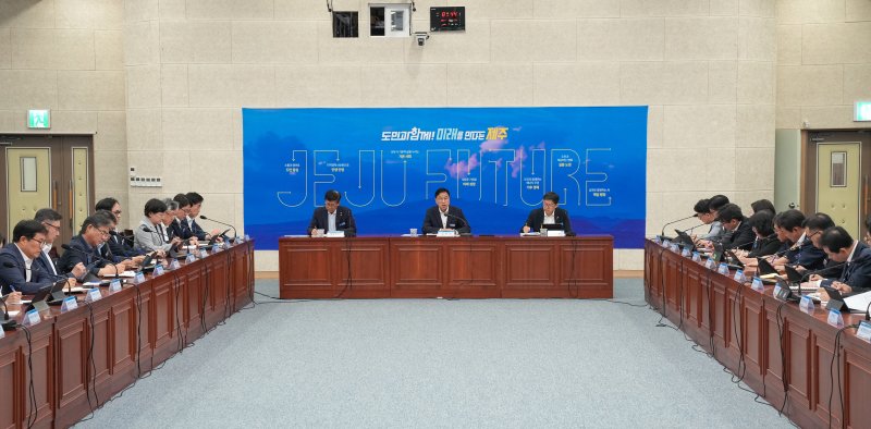 위성곤 제주특별자치도지사가 27일 제주도청 탐라홀에서 실·국장들과 주간정책회의를 진행하고 있다. 이날 회의에서는 항공좌석 확보와 폭염·가뭄 대응, 2027년도 정부예산 확보, 기후경제수도 구상 등이 논의됐다. /사진=제주특별자치도 제공