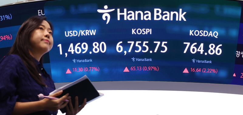 27일 서울 중구 하나은행 딜링룸 전광판에 코스피 등이 표시돼 있다. /사진=뉴시스