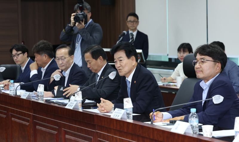 [서울=뉴시스] 조수정 기자 = 정동영 통일부 장관이 27일 오전 서울 종로구 정부서울청사에서 열린 제2차 접경지역 평화안전 연석회의에서 모두발언을 하고 있다 2026.07.27. chocrystal@newsis.com