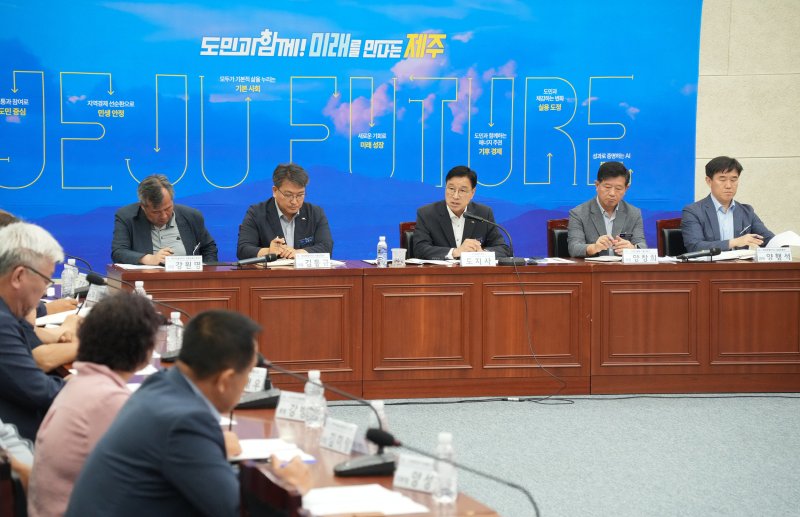 위성곤 제주특별자치도지사가 27일 오후 제주도청 탐라홀에서 열린 제주도 농업인단체협의회 간담회에서 농산물 유통 혁신과 농가소득 안정 방안을 설명하고 있다. 제주도는 생산·유통·물류·수급 조절을 총괄할 농산물유통 통합관리 전담기구의 설치 타당성을 검토한다. /사진=제주특별자치도 제공