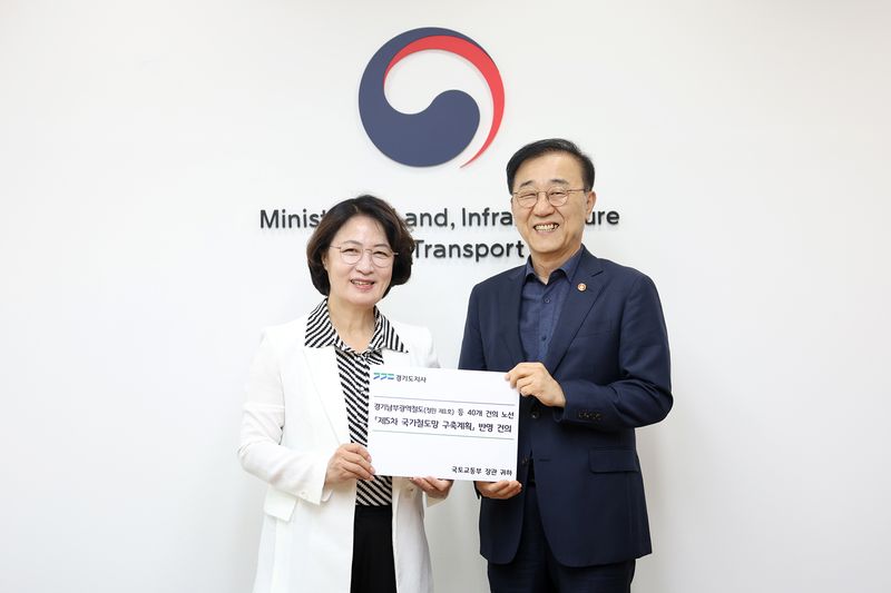 [수원=뉴시스] 추미애 경기도지사가 27일 오후 김윤덕 국토교통부장관을 만나 경기남부광역철도 등에 대한 건의서를 전달하고 기념 촬영을 하고 있다. (사진=경기도 제공) 2026.07.27. photo@newsis.com *재판매 및 DB 금지