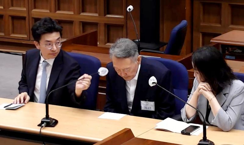 윤석열 전 대통령(가운데)이 지난 7월 27일 서울 서초구 서울중앙지방법원에서 열린 공직선거법 위반 혐의 사건 1심 선고 공판에 출석하고 있다. 연합뉴스