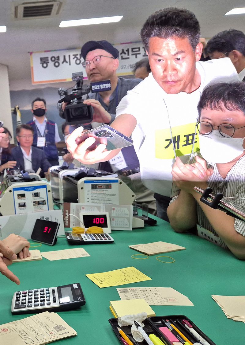 지난 27일 오후 경남도선거관리위원회에서 열린 6·3 지방선거 경남 통영시장 선거에 대한 재검표에서 개표참관인 자격으로 참여한 전한길씨가 현장을 휴대전화로 기록하고 있다./사진=연합뉴스