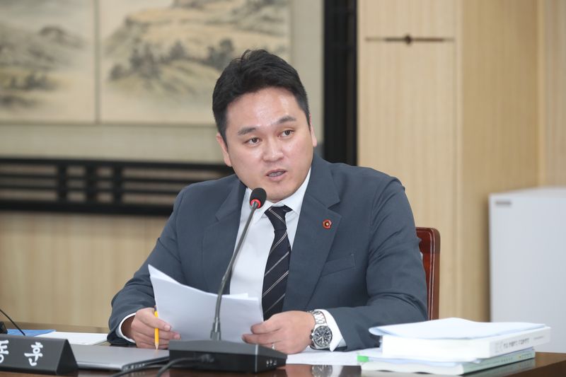한동훈 제주특별자치도의원이 27일 제453회 제주도의회 임시회 추가경정예산안 심사에서 읍면지역 대중교통 운영 실태와 관련해 질의하고 있다. 한 의원은 옵서버스 운영체계와 심야 당번택시 운행시간을 주민 이동권 중심으로 재검토해야 한다고 촉구했다. /사진=제주특별자치도의회 제공