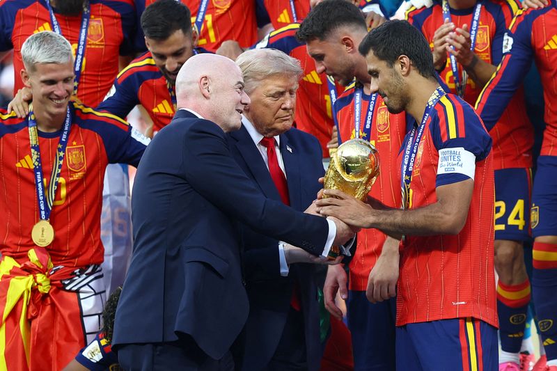 잔니 인판티노(왼쪽) 국제축구연맹(FIFA) 회장이 지난 19일(현지시간) 도널드 트럼프(가운데) 미국 대통령과 함께 뉴저지주 뉴욕·뉴저지 스타디움에서 열린 2026 FIFA 북중미 월드컵 결승전 우승 팀 스페인에 우승컵을 전달하고 있다. 로이터 연합