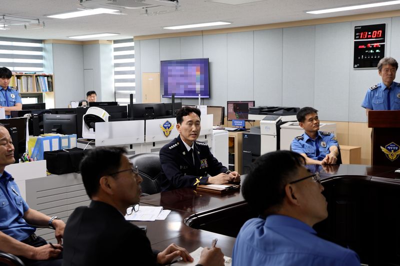 [속초=뉴시스] 27일 제29대 속초해양경찰서장으로 취임한 신경진 서장이 업무를 시작하고 있다.(사진=속초해경 제공)photo@newsis.com *재판매 및 DB 금지