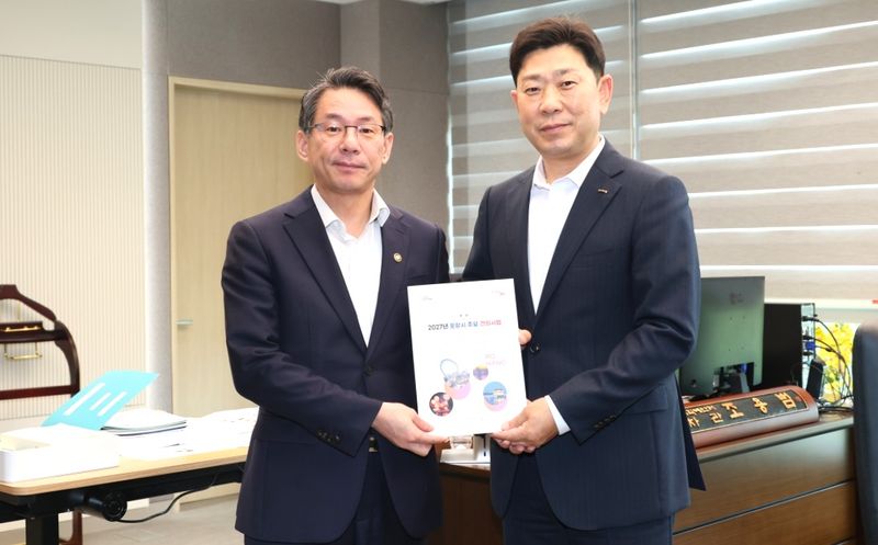 [포항=뉴시스] 박용선 포항시장(오른쪽) 27일 정부세종청사 기획예산처를 방문해 조용범 차관을 만나 지역 핵심 사업의 정부 예산 반영을 건의하며 기념 촬영하고 있다. (사진=포항시 제공) 2026.07.27. photo@newsis.com