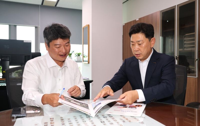 [포항=뉴시스] 박용선 포항시장(오른쪽) 27일 정부세종청사 기획예산처를 방문해 박창환 예산총괄심의관을 만나 지역 핵심 사업의 정부 예산 반영을 건의하고 있다. (사진=포항시 제공) 2026.07.27. photo@newsis.com