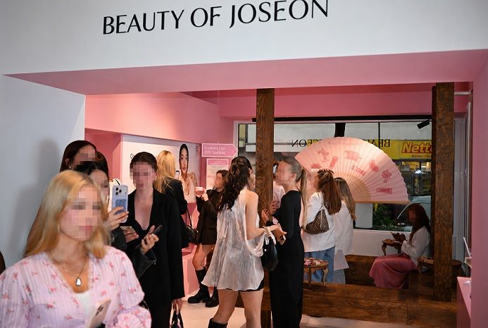 글로벌 한방 뷰티 브랜드 조선미녀(Beauty of Joseon)가 유럽 최대 프리미엄 뷰티 리테일러 더글라스(Douglas)의 독일 뒤셀도르프 매장에서 단독 팝업 스토어를 성공적으로 마무리했다고 7일 밝혔다. *재판매 및 DB 금지