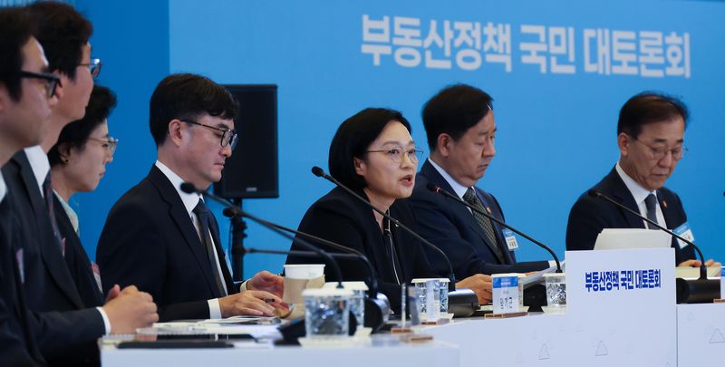 [서울=뉴시스] 고승민 기자 = 한성숙 국무총리가 27일 서울 중구 대한상공회의소에서 열린 부동산정책 국민 대토론회에서 모두발언을 하고 있다. (공동취재) 2026.07.27. photo@newsis.com