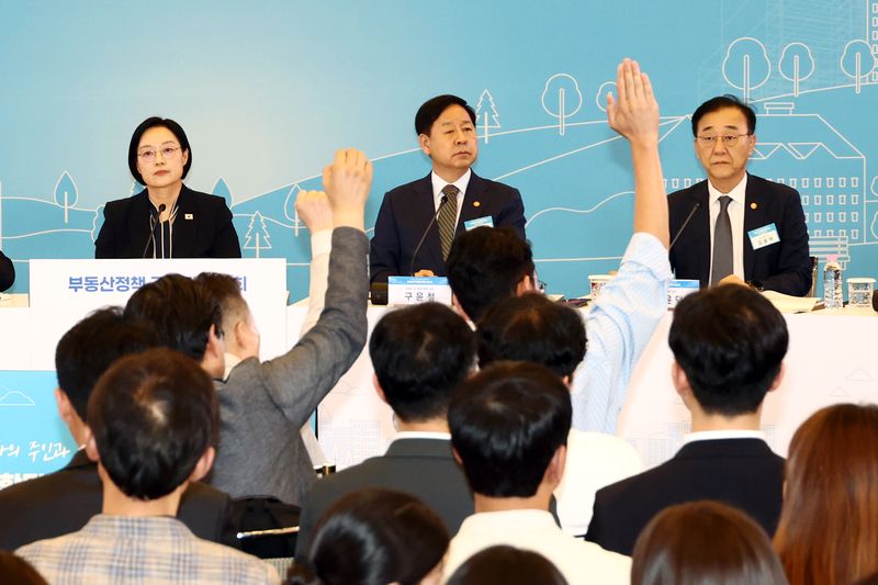[서울=뉴시스] 고승민 기자 = 한성숙 국무총리와 구윤철 부총리 겸 재정경제부 장관, 김윤덕 국토교통부 장관이 27일 서울 대한상공회의소에서 열린 부동산정책 국민 대토론회에서 참석자들의 질문을 받고 있다. 2026.07.27. kkssmm99@newsis.com