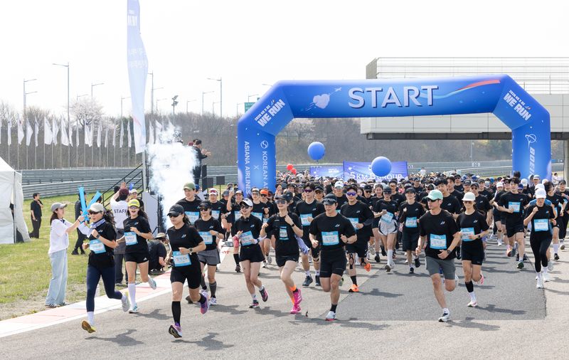 지난 4월 인천 중구에서 열린 위런(We Run) 자선 달리기 행사 참가자들이 힘찬 스타트를 하고 있다. 대한항공 제공