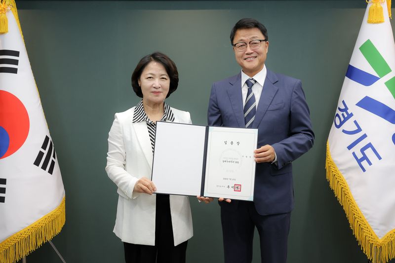 [수원=뉴시스] 추미애 경기도지사는 27일 경기도청에서 주형철 경제부지사에게 임명장을 수여하고 있다. (사진=경기도 제공) 2026.07.27. photo@newsis.com *재판매 및 DB 금지