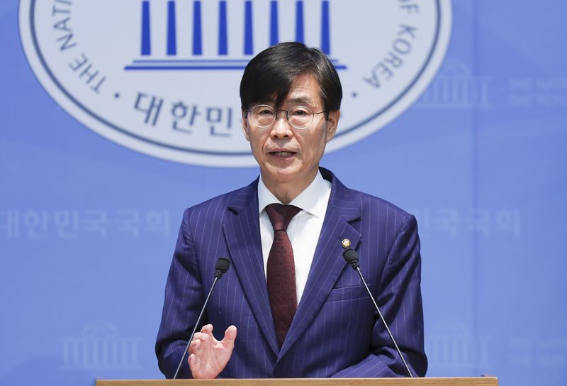 [서울=뉴시스] 김근수 기자 = 조경태 국민의힘 의원이 지난 8일 오후 서울 여의도 국회 소통관에서 장동혁 국민의힘 당 대표에 대한 윤리위원회 제소 관련 기자회견을 하고 있다. 2026.07.08. ks@newsis.com
