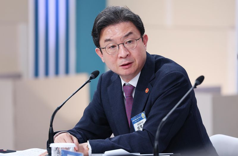 [서울=뉴시스] 김진아 기자 = 이억원 금융위원장이 23일 서울 여의도 KBS 별관에서 열린 부동산정책 국민 대토론회에서 발언을 하고 있다. (청와대통신사진기자단) 2026.07.23. bluesoda@newsis.com