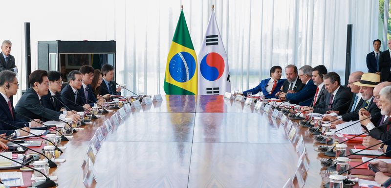이재명 대통령과 루이스 이나시우 룰라 다시우바 브라질 대통령이 27일(현지시간) 브라질리아 대통령관저에서 확대 정상회담을 하고 있다. 연합뉴스