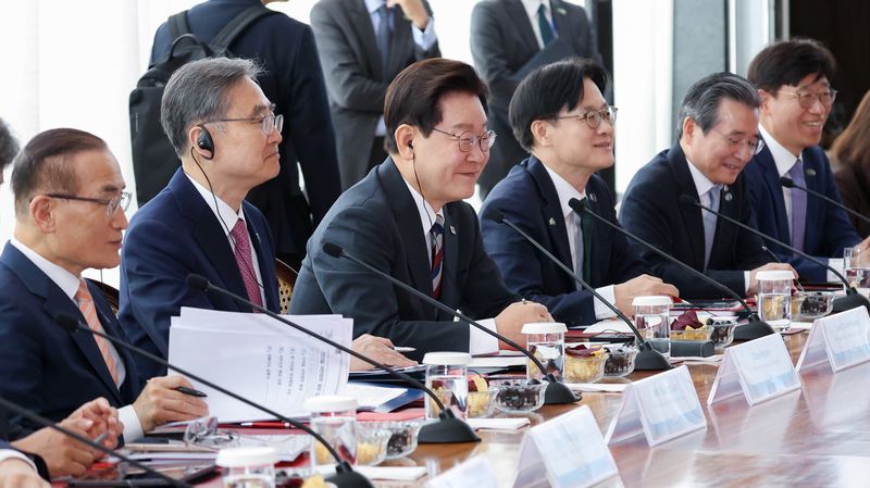 이재명 대통령이 27일(현지시간) 브라질리아 대통령관저에서 한-브라질 확대정상회담에서 루이스 이나시우 룰라 다시우바 브라질 대통령의 발언을 듣고 있다. 연합뉴스