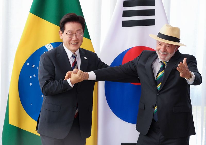 이재명 대통령과 루이스 이나시우 룰라 다시우바 대통령이 27일(현지시간) 브라질리아 대통령관저에서 정상회담에 앞서 기념 촬영을 하고 있다. 연합뉴스