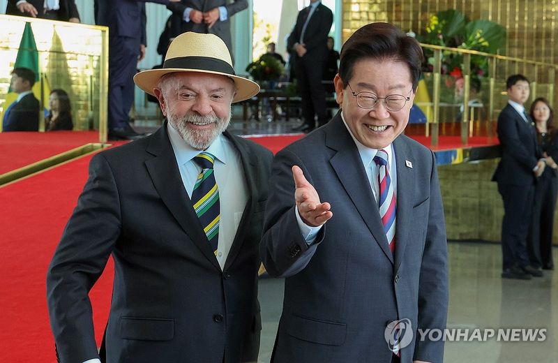 함께 걷는 한-브라질 정상 (출처=연합뉴스)