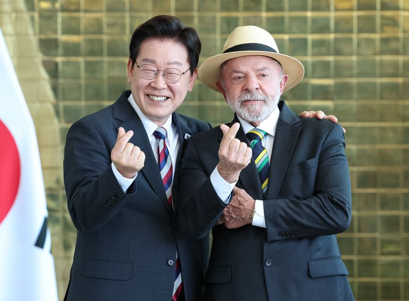 이재명 대통령과 루이스 이나시우 룰라 다 시우바 브라질 대통령이 27일(현지시간) 브라질 대통령관저에서 공동언론발표를 마친 후 손하트를 만들어 보이고 있다. 뉴스1